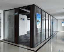 办公室玻璃隔断怎样安装 ？