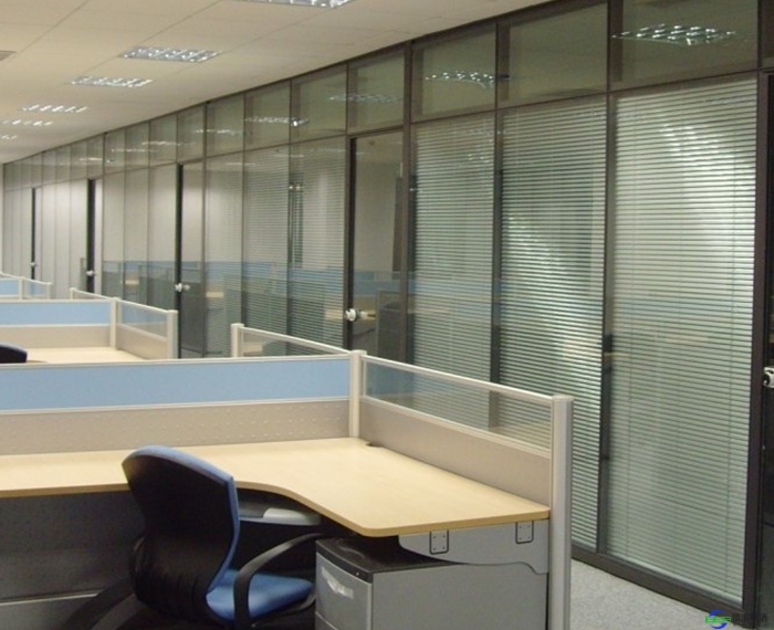 磨砂玻璃隔断对于办公室装修的好处