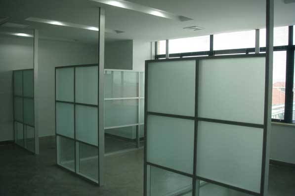 办公室玻璃隔断墙装修就找西安大名装饰高隔间