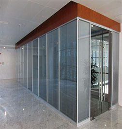 办公室玻璃隔断装修就找西安大名装修高隔间