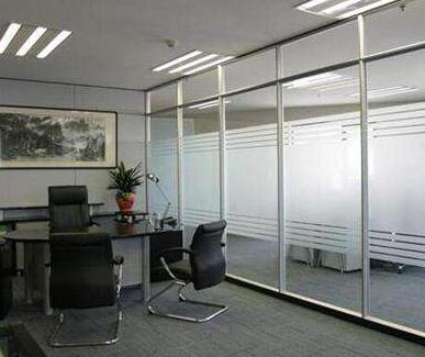 办公室玻璃隔断也能打造高逼格效果