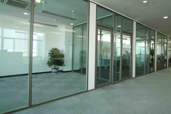 影响西安办公室玻璃隔断使用寿命的因素有哪些？